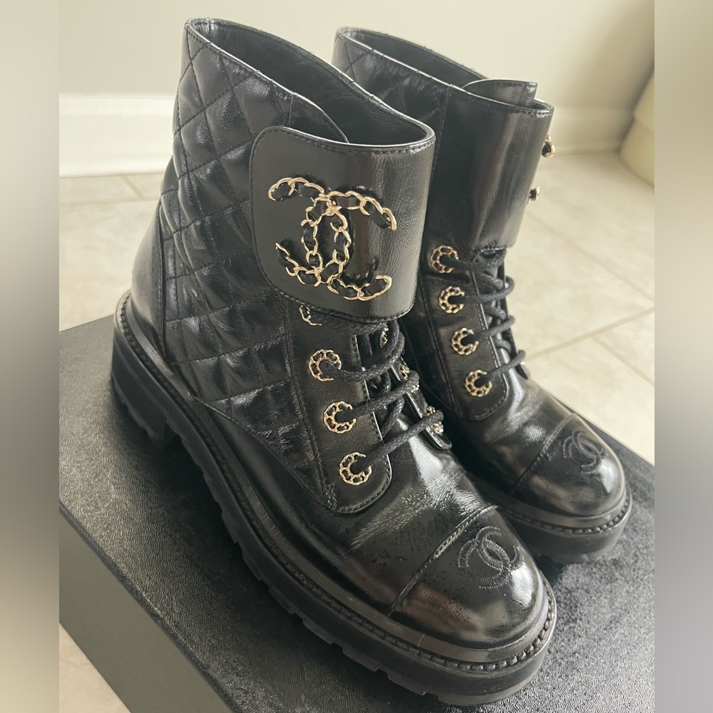 Authentic Chanel CC Brave Lace Up Boots in black S 38
Quilted leather CC logo